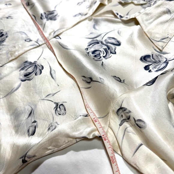 Express Floral Satin Silk Button Down Creamy Shirt Size M Classic Office Career - Picture 7 of 8